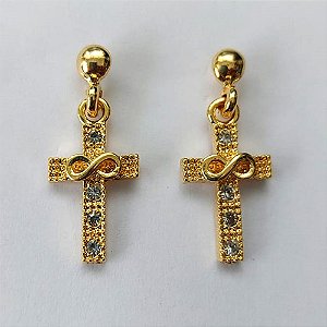 BRINCO FOLHEADO A OURO - BANHADO COM 5 MILÉSIMOS + VERNIZ DIAMOND - BRINCO DE PINO BASE BOLINHA E PINGENTE CRUCIFIXO CRAVEJADO EM MICROS ZIRCÔNIAS 9X16MM - OURO588
