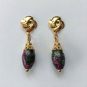 BRINCO FOLHEADO A OURO - BANHADO COM 5 MILÉSIMOS + VERNIZ DIAMOND - BRINCO DE PINO BASE FLOR E PINGENTE PEDRA RUBI ZIOSITE 12MM - OURO589