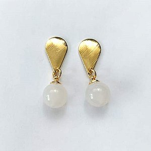 BRINCO FOLHEADO A OURO - BANHADO COM 5 MILÉSIMOS + VERNIZ DIAMOND - BRINCO DE PINO BASE GOTA E PINGENTE PEDRA QUARTZO BRANCA 8MM - OURO595