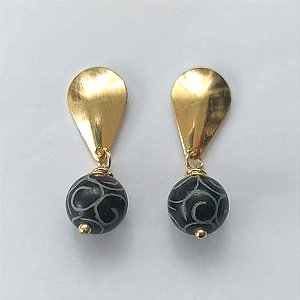 BRINCO FOLHEADO A OURO - BANHADO COM 5 MILÉSIMOS + VERNIZ DIAMOND - BRINCO DE PINO BASE GOTA E PINGENTE PEDRA DESENHO HAVAIANO 10MM - OURO596