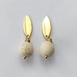 BRINCO FOLHEADO A OURO - BANHADO COM 5 MILÉSIMOS + VERNIZ DIAMOND - BRINCO DE PINO BASE OVAL E PINGENTE PEDRA HOWLITA BRANCA 10MM - OURO598