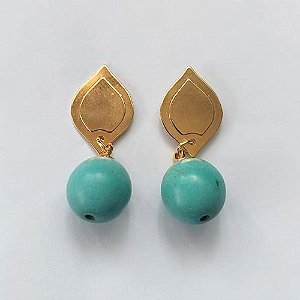 BRINCO FOLHEADO A OURO - BANHADO COM 5 MILÉSIMOS + VERNIZ DIAMOND - BRINCO DE PINO BASE FOLHA E PINGENTE PEDRA HOWLITA TURQUESA 12MM - OURO599