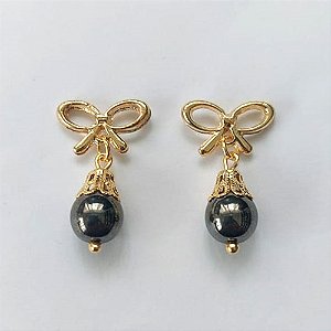 BRINCO FOLHEADO A OURO - BANHADO COM 5 MILÉSIMOS + VERNIZ DIAMOND - BRINCO DE PINO BASE LACINHO E PINGENTE PORCELANA 7MM - OURO609