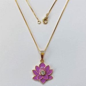 GARGANTILHA FOLHEADO A OURO - BANHADO COM 5 MILÉSIMOS + VERNIZ DIAMOND - PINGENTE DE FLOR RESINADO 20MM OURO603