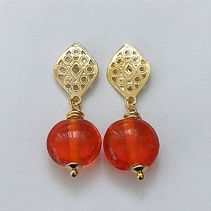 BRINCO FOLHEADO A OURO - BANHADO COM 5 MILÉSIMOS + VERNIZ DIAMOND - BRINCO DE PINO BASE VAZADA E PINGENTE EM VIDRO 12MM - OURO610