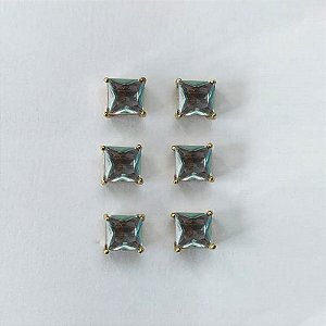 BRINCO NO BRUTO PRONTO PARA O BANHO - KIT COM 3 BRINCOS DE PINO COM BASE EM ALTA FUSÃO COM ZIRCÔNIA AZUL CLARA QUADRADA 6X6MM - PESO TOTAL 3,5GR - BRU16308