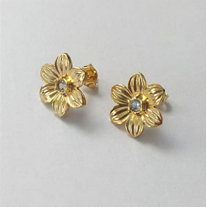 BRINCO FOLHEADO A OURO - BANHADO COM 5 MILÉSIMOS + VERNIZ DIAMOND COM UMA PEDRA DE ZIRCONIA - (CRIS) BRINCO DE PINO DE 16MM - OURO655