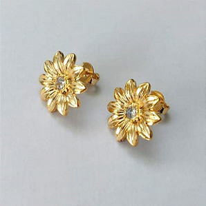 BRINCO FOLHEADO A OURO - BANHADO COM 5 MILÉSIMOS + VERNIZ DIAMOND COM UMA PEDRA DE ZIRCONIA - (CRIS) BRINCO DE PINO DE 12MM - OURO656