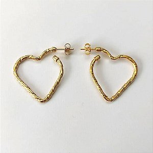 BRINCO FOLHEADO A OURO - BANHADO COM 5 MILÉSIMOS + VERNIZ DIAMOND - BRINCO DE ARGOLA FORMATO CORAÇÃO 32MM - OURO662