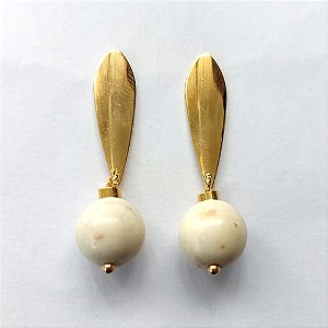 BRINCO FOLHEADO A OURO - BANHADO COM 5 MILÉSIMOS + VERNIZ DIAMOND - BRINCO DE PINO BASE OVAL E PEDRA HOWLITA BRANCA 10MM - OURO742