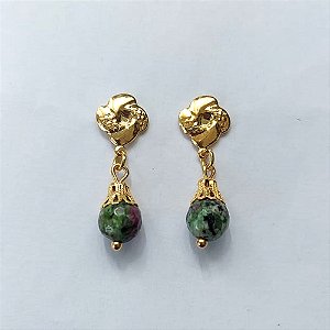 BRINCO FOLHEADO A OURO - BANHADO COM 5 MILÉSIMOS + VERNIZ DIAMOND - BRINCO DE PINO BASE FLOR E PEDRA RUBI ZOISITE 6MM - OURO743