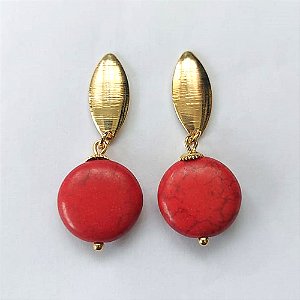 BRINCO FOLHEADO A OURO - BANHADO COM 5 MILÉSIMOS + VERNIZ DIAMOND - BRINCO DE PINO BASE OVAL E PEDRA HOWLITA VERMELHA 15MM - OURO745