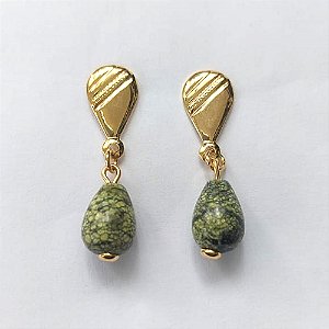 BRINCO FOLHEADO A OURO - BANHADO COM 5 MILÉSIMOS + VERNIZ DIAMOND - BRINCO DE PINO BASE OVAL E PEDRA NATURAL SERPENTINA 8MM - OURO747