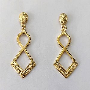 BRINCO FOLHEADO A OURO - BANHADO COM 5 MILÉSIMOS + VERNIZ DIAMOND - BRINCO DE PINO BASE REDONDA E PINGENTE GEOMÉTRICO COM DETALHES VAZADOS 19X42MM - OURO748