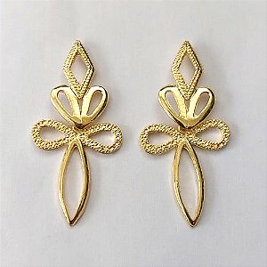 BRINCO FOLHEADO A OURO - BANHADO COM 5 MILÉSIMOS + VERNIZ DIAMOND - BRINCO DE PINO FLOR COM DETALHES VAZADOS 27X56MM - OURO749