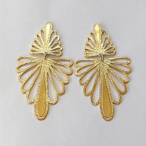 BRINCO FOLHEADO A OURO - BANHADO COM 5 MILÉSIMOS + VERNIZ DIAMOND - BRINCO DE PINO FLOR COM DETALHES VAZADOS 36X66MM - OURO750