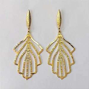 BRINCO FOLHEADO A OURO - BANHADO COM 5 MILÉSIMOS + VERNIZ DIAMOND - BRINCO DE PINO BASE OVAL COMPRIDA E PINGENTE DETALHES VAZADOS 30X52MM - OURO751