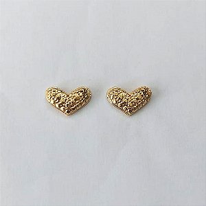 BRINCO FOLHEADO A OURO - BANHADO COM 5 MILÉSIMOS + VERNIZ DIAMOND - (CRIS) BRINCO DE PINO CORAÇÃO 7X12MM - OURO753