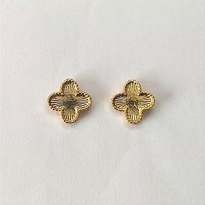 BRINCO FOLHEADO A OURO - BANHADO COM 5 MILÉSIMOS + VERNIZ DIAMOND - (CRIS) BRINCO DE PINO TREVO TIPO VAN CLEEF 10MM - OURO755