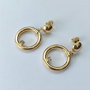 BRINCO FOLHEADO A OURO - BANHADO COM 5 MILÉSIMOS + VERNIZ DIAMOND - BRINCO DE PINO BASE REDONDA E PINGENTE REDONDO VAZADO COM ZIRCÔNIA 21MM - OURO758