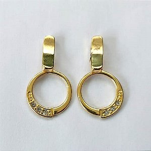 BRINCO FOLHEADO A OURO - BANHADO COM 5 MILÉSIMOS + VERNIZ DIAMOND - BRINCO DE PINO BASE RETANGULAR E PINGENTE REDONDO VAZADO COM ZIRCÔNIAS 17MM - OURO759