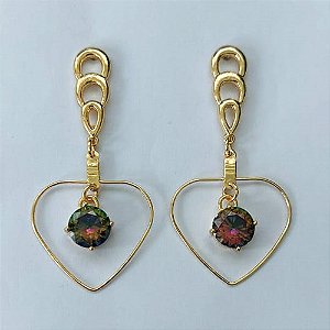 BRINCO FOLHEADO A OURO - BANHADO COM 5 MILÉSIMOS + VERNIZ DIAMOND - BRINCO DE PINO BASE DETALHES VAZADOS E PINGENTE CORAÇÃO COM PEDRA EM ZIRCÔNIA 59MM - OURO760