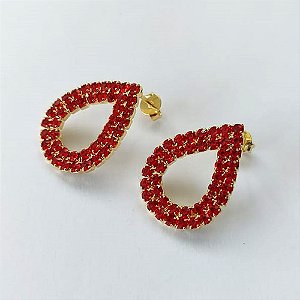 BRINCO FOLHEADO A OURO - BANHADO COM 5 MILÉSIMOS + VERNIZ DIAMOND - BRINCO DE PINO GOTA VAZADA CRAVEJADO EM MICROS ZIRCÔNIAS VERMELHAS 23MM - OURO761
