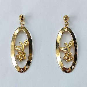 BRINCO FOLHEADO A OURO - BANHADO COM 5 MILÉSIMOS + VERNIZ DIAMOND - BRINCO DE PINO BASE BOLINHA E PINGENTE OVAL COM FLOR 35MM - OURO762