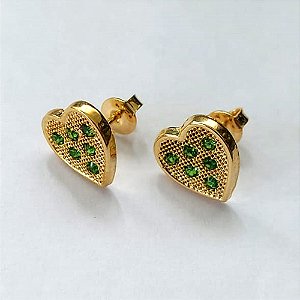 BRINCO FOLHEADO A OURO - BANHADO COM 5 MILÉSIMOS + VERNIZ DIAMOND - BRINCO DE PINO CORAÇÃO COM ZIRCÔNIAS VERDES 11MM - OURO766