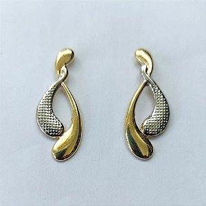 BRINCO FOLHEADO A OURO - BANHADO COM 5 MILÉSIMOS + VERNIZ DIAMOND - BRINCO DE PINO COM DETALHES VAZADOS 24MM - OURO767