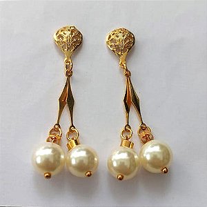 BRINCO FOLHEADO A OURO - BANHADO COM 5 MILÉSIMOS + VERNIZ DIAMOND - BRINCO DE PINO COM PÉROLAS 10MM - OURO768