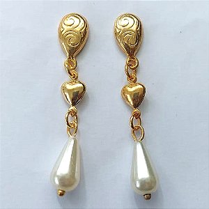 BRINCO FOLHEADO A OURO - BANHADO COM 5 MILÉSIMOS + VERNIZ DIAMOND - BRINCO DE PINO BASE GOTA COM CORAÇÃO E PÉROLA 52MM - OURO769