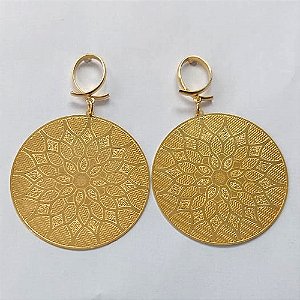 BRINCO FOLHEADO A OURO - BANHADO COM 5 MILÉSIMOS + VERNIZ DIAMOND - BRINCO DE PINO BASE VAZADA COM PINGENTE REDONDO COM FLOR 40MM - OURO770