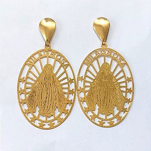 BRINCO FOLHEADO A OURO COM VERNIZ DIAMOND - BRINCO DE PINO BASE OVAL E PINGENTE VAZADO NOSSA SRA APARECIDA 49MM - OURO788