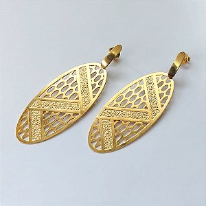 BRINCO FOLHEADO A OURO COM VERNIZ DIAMOND - BRINCO DE PINO PINGENTE OVAL DETALHES VAZADOS 49MM - OURO791
