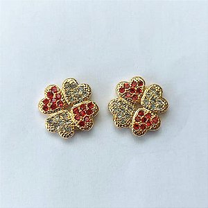 BRINCO FOLHEADO A OURO COM VERNIZ DIAMOND - BRINCO DE PINO TREVO 4 FOLHAS CRAVEJADO EM MICROS ZIRCÔNIAS CRISTAIS E VERMELHAS 14MM - OURO792