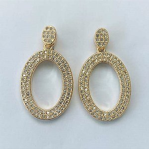 BRINCO FOLHEADO A OURO COM VERNIZ DIAMOND - BRINCO DE PINO OVAL VAZADO CRAVEJADO EM MICROS ZIRCÔNIAS 25MM - OURO793