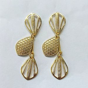 BRINCO FOLHEADO A OURO COM VERNIZ DIAMOND - BRINCO DE PINO E DETALHES VAZADOS 45MM - OURO796