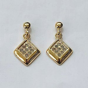 BRINCO FOLHEADO A OURO COM VERNIZ DIAMOND - BRINCO DE PINO LOSANGO CRAVEJADO EM MICROS ZIRCÔNIAS 15MM - OURO799