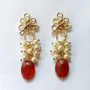 BRINCO FOLHEADO A OURO COM VERNIZ DIAMOND - BRINCO DE PINO BASE FLOR VAZADA E PINGENTE E PÉROLAS E PEDRA NATURAL 64MM - OURO801