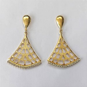 BRINCO FOLHEADO A OURO COM VERNIZ DIAMOND - BRINCO DE PINO BASE GOTA E PINGENTE LEQUE VAZADO COM MICROS ZIRCÔNIAS 32X37MM - OURO803