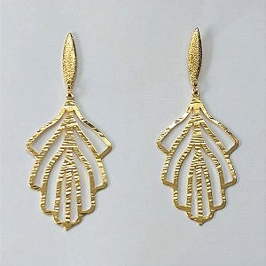 BRINCO FOLHEADO A OURO COM VERNIZ DIAMOND - BRINCO DE PINO BASE OVAL E PINGENTE GRANDE VAZADO 31X53MM - OURO804