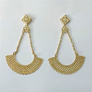 BRINCO FOLHEADO A OURO COM VERNIZ DIAMOND - BRINCO DE PINO BASE VAZADA E PINGENTE COM CORRENTE E DETALHES VAZADOS 75MM - OURO807