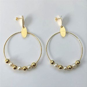 BRINCO FOLHEADO A OURO COM VERNIZ DIAMOND - BRINCO DE PINO BASE OVAL E PINGENTE REDONDO COM ESFERAS E PÉROLAS 58MM - OURO808