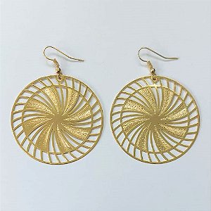 BRINCO FOLHEADO A OURO COM VERNIZ DIAMOND - BRINCO DE ANZOL REDONDO DETALHES VAZADOS 45MM - OURO810