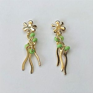 BRINCO FOLHEADO A OURO COM VERNIZ DIAMOND - BRINCO DE PINO FLOR MIÇANGAS VERDES 26MM - OURO813