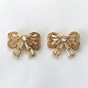 BRINCO FOLHEADO A OURO COM VERNIZ DIAMOND - BRINCO DE PINO LAÇO TODO EM ZIRCÔNIAS 16X21MM - OURO814