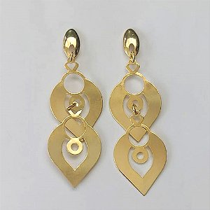 BRINCO FOLHEADO A OURO COM VERNIZ DIAMOND - BRINCO DE PINO BASE OVAL E FOLHAS VAZADAS 60MM - OURO816