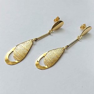 BRINCO FOLHEADO A OURO COM VERNIZ DIAMOND - BRINCO DE PINO BASE GOTA E PENDENTE COM GOTA VAZADA 65MM - OURO819