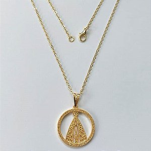 GARGANTILHA FOLHEADA A OURO 5 MILÉSIMOS + VERNIZ DIAMOND - CORRENTE CADEADO 45CM E PINGENTE REDONDO COM ZIRCÔNIAS E IMAGEM NOSSA SRA APARECIDA 24MM - OURO827